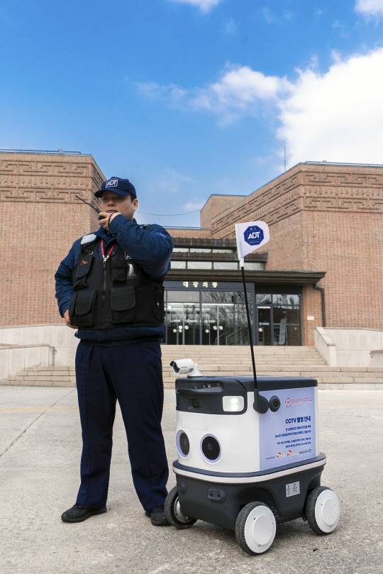 SK쉴더스 인공지능(AI) 순찰로봇. SK쉴더스 제공