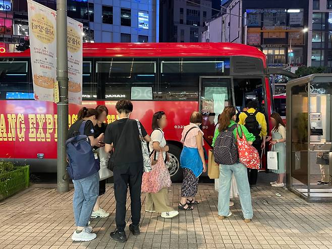 8일 오후 8시께 서울 중구 소공동 롯데백화점 본점 영플라자 앞에서 중국 관광객이 관광버스에 탑승하고 있다. 전새날 기자