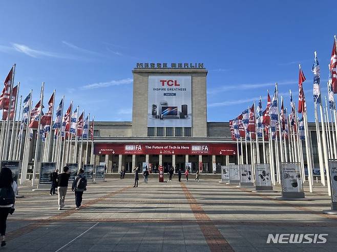 [베를린=뉴시스]이현주 기자 = 유럽 최대 가전박람회 IFA가 열리고 있는 메세 베를린 전시장 앞 거대한 TCL 광고판이 자리하고 있다. 2023.9.3. lovelypsyche@newsis.com