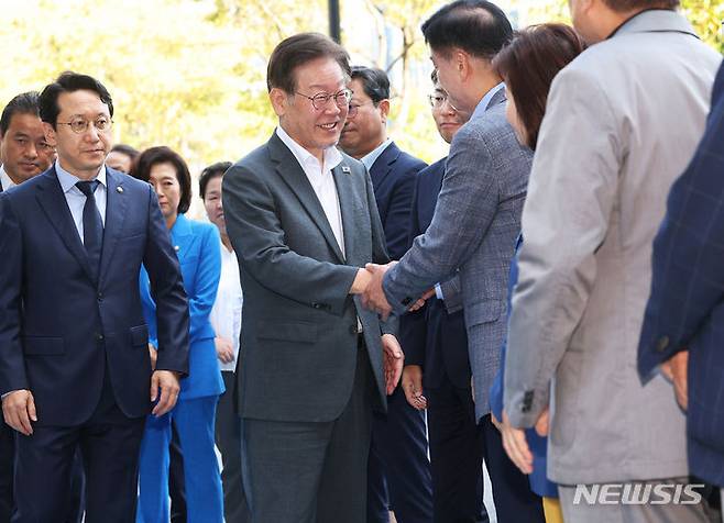 [수원=뉴시스] 김종택 기자 = '쌍방울그룹 대북 송금' 의혹과 관련해 이재명 더불어민주당 대표가 9일 경기도 수원시 영통구 수원지방검찰청에 피의자 신분으로 조사를 받기 위해 출석하며 의원들과 인사하고 있다. (사진공동취재) 2023.09.09. photo@newsis.com