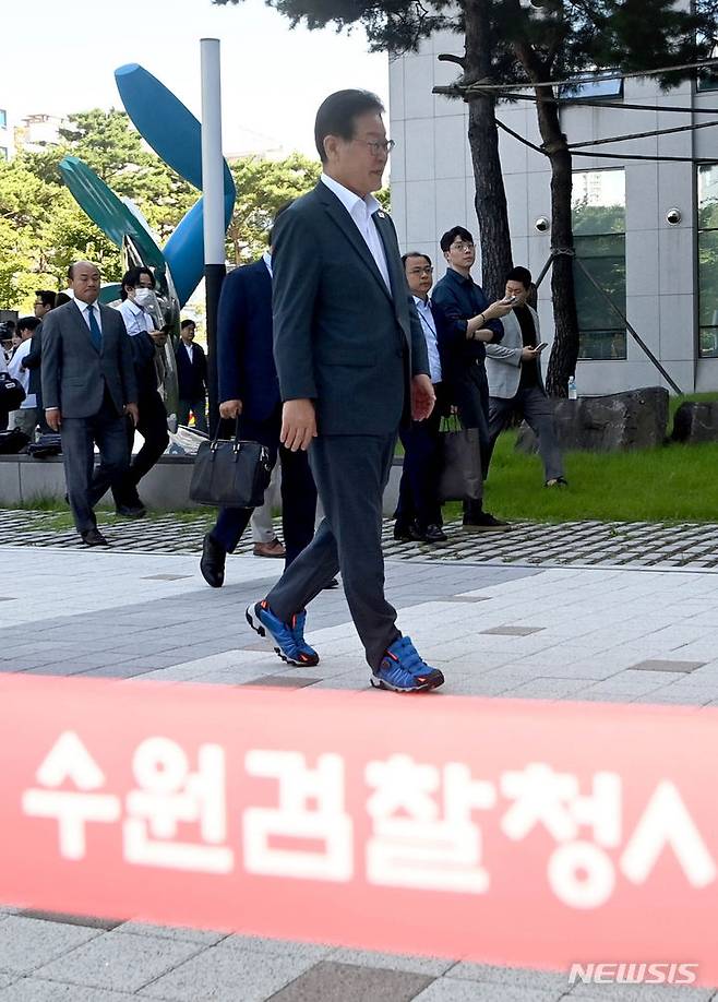 [수원=뉴시스] 김종택 기자 = '쌍방울그룹 대북 송금' 의혹과 관련해 이재명 더불어민주당 대표가 9일 경기도 수원시 영통구 수원지방검찰청에 피의자 신분으로 조사를 받기 위해 출석하고 있다. (사진공동취재) 2023.09.09. photo@newsis.com