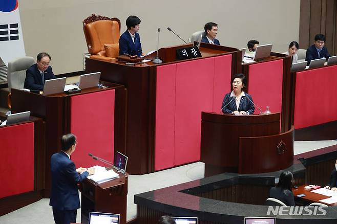 [서울=뉴시스] 홍정명 기자=국회 김영선(창원시의창구, 국민의힘) 의원이 지난 7일 정기국회 본회의 경제분야 대정부질문에서 한덕수 국무총리를 상대로 대정부질문을 하고 있다.(사진=김영선의원실 제공) 2023.09.09. photo@newsis.com