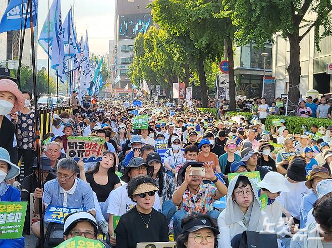 일본 오염수 투기 저지 3차 범국민대회가 열린 9일 서울 종로구 새문안로에서 참석자들이 해양투기 중단, 방류 용인 윤석열 정권 규탄, 일본산 수산물 수입 전면 금지를 촉구하고 있다. 박희영 기자