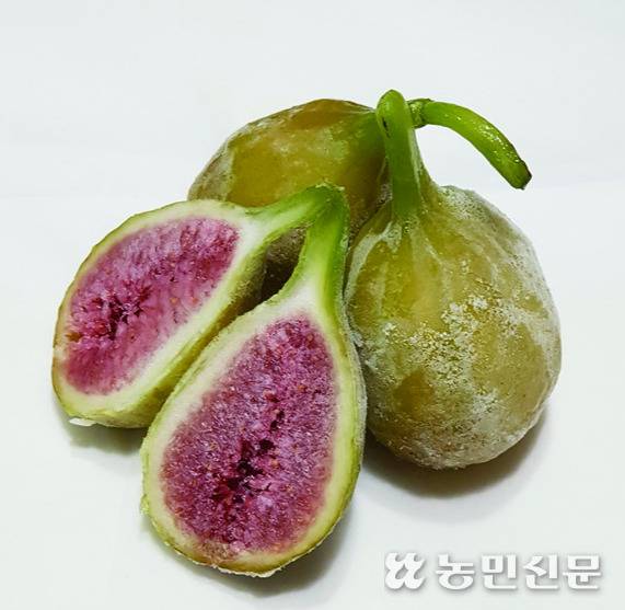 무화과를 색다르게 즐기고 싶다면 얼려서 먹는 것도 방법이다. 식감이 샤베트처럼 변해 디저트나 아이스크림 대용으로 안성맞춤이다. 사진은 얼린 ‘바나네’ 품종.