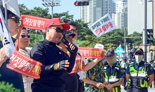 더불어민주당 이재명 대표가 ''쌍방울 그룹 대북 송금'' 의혹 관련 피의자 신분으로 조사를 받기 위해 검찰에 출석하는 9일 오전 경기도 수원시 영통구 수원지방검찰청 앞에서 보수 단체 회원들이 기자회견을 하고 있다. 공동취재