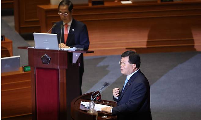 더불어민주당 설훈 의원이 지난 5일 국회에서 열린 본회의 대정부질문에서 한덕수 국무총리에게 질의를 하고 있다. 연합뉴스