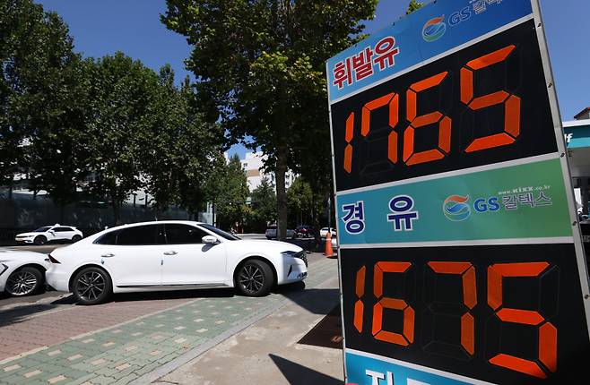 국제유가 상승으로 국내 주유소 휘발유‧경유 판매 가격이 9주 연속 올랐다. 사진은 서울 시내의 한 주유소의 모습 ⓒ연합뉴스