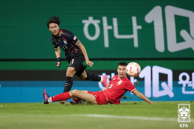 홍윤상의 득점을 돕는 날카로운 크로스를 올리는 정상빈(왼쪽). /사진=대한축구협회