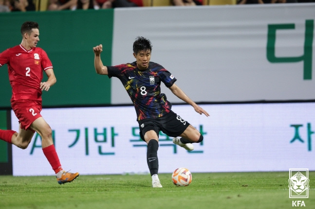 공을 지키고 있는 권혁규(오른쪽). /사진=대한축구협회