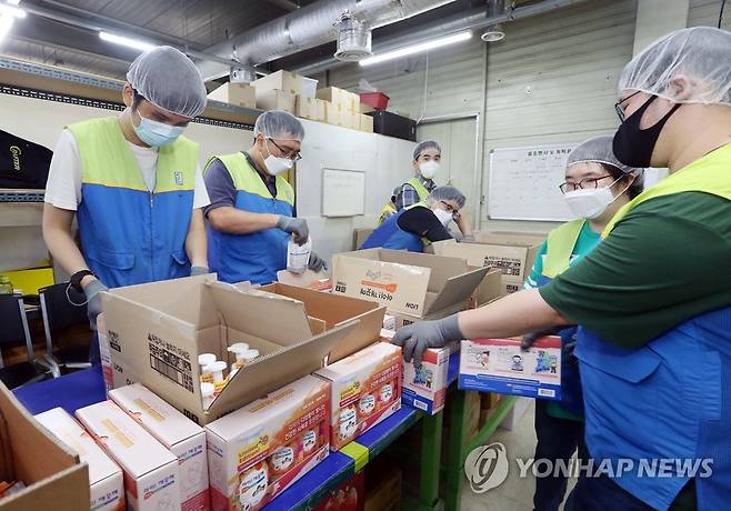 포장하는 발달장애인 직원들 2020년 7월 13일 장애인 근로사업장인 굿윌스토어 서울 밀알도봉점에서 발달장애인 직원들이 라이온코리아의 아이깨끗해 리미티드 에디션 제품 패키지를 포장하고 있다.
    [라이온코리아 제공. 재판매 및 DB 금지]
※기사와 직접적인 연관이 없는 사진임.