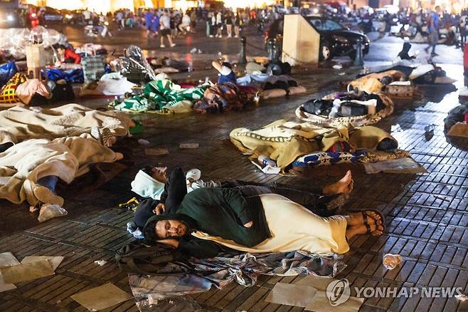 겁에 질려 광장에 노숙하는 모로코 주민들 [AFP 연합뉴스. 재판매 및 DB 금지]