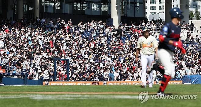 NC·롯데, 낙동강 더비 라이벌전 인기 (창원=연합뉴스) 김동민 기자 = 9일 경남 창원NC파크에서 열린 '2023 신한은행 SOL KBO리그' NC 다이노스와 롯데 자이언츠 더블헤더(DH) 1차전. 3루 관중석에서 롯데팬이 응원하고 있다. 2023.9.9 image@yna.co.kr