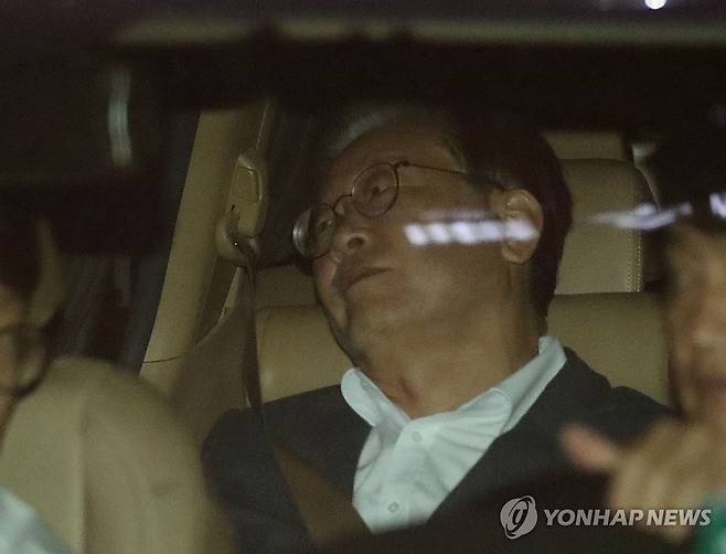 차량 탑승한 이재명 대표 (수원=연합뉴스) 홍기원 기자 = 더불어민주당 이재명 대표가 9일 오후 경기도 수원시 영통구 수원지방검찰청에서 '쌍방울 그룹 대북 송금' 의혹 관련 조사를 마친 후 나와 차량에 탑승해 있다. 2023.9.9 [공동취재] xanadu@yna.co.kr