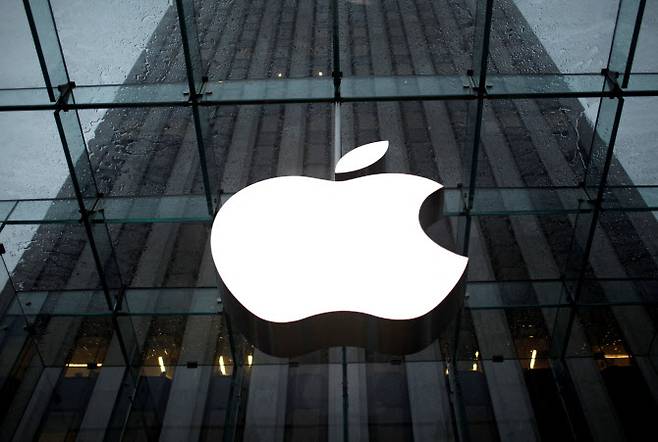 미국 뉴욕 플래그십 애플스토어에 걸린 애플 로고(사진=로이터)