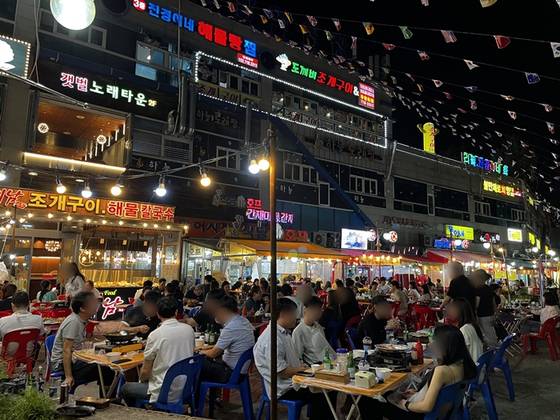 8일 저녁 소래포구 야시장 모습. 〈사진=장연제 기자〉