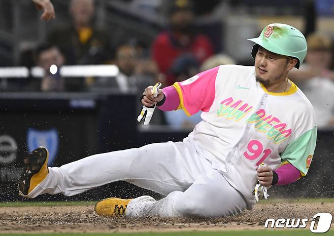 최지만의 주루 플레이 장면. ⓒ AFP=뉴스1