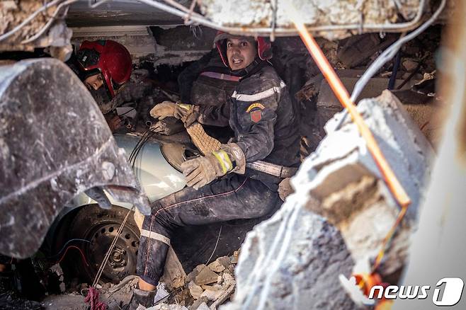 구조대원들이 붕괴된 주택에서 생존자를 수색하고 있다. 2023.9.9 ⓒ AFP=뉴스1 ⓒ News1 우동명 기자