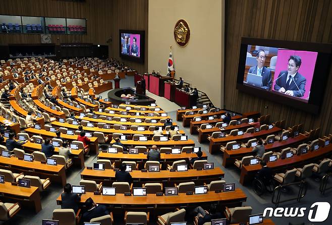 한덕수 국무총리가 8일 서울 여의도 국회 본회의장에서 열린 교육·사회·문화 대정부질문에서 안민석 더불어민주당 의원의 질의에 답변하고 있다.(자료사진) 2023.9.8/뉴스1 ⓒ News1 송원영 기자