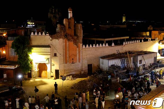 9일(현지시간) 모로코에서 규모 6.8 지진 발생 후 마라케시 거리의 한 파손된 건물 앞에 사람들이 모여 있다. 2023.09.09/뉴스1 ⓒ 로이터=뉴스1 ⓒ News1 김민수 기자