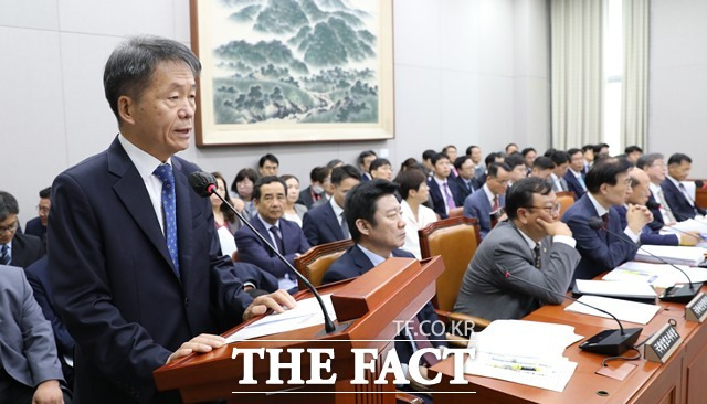 김용원 국가인권위원회 군인권보호관이 지난달 30일 오전 서울 여의도 국회에서 열린 운영위원회 전체회의에서 의원 질의에 답하고 있다. /뉴시스