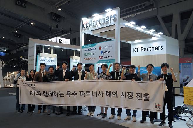 작년 11월 스페인 바르셀로나에서 열린 ‘스마트시티 엑스포 월드 콩그레스’(SCEWC, Smart City Expo World Congress)에 마련된 KT파트너스관에서 파트너사와 KT 관계자들이 기념 촬영을 하고 있는 모습./KT 제공