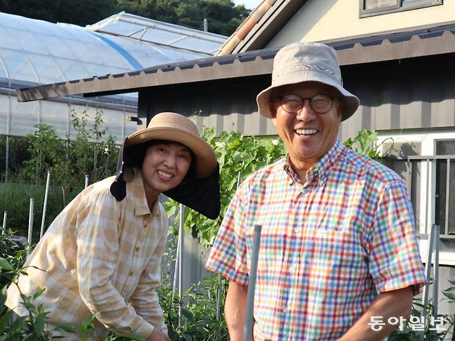 집 앞 텃밭에서 일하는 박의서 신재희 부부. 최근에는 30평 정도 공간에 10여 가지 채소를 키우고 있다. 춘천=서영아 기자 sya@donga.com