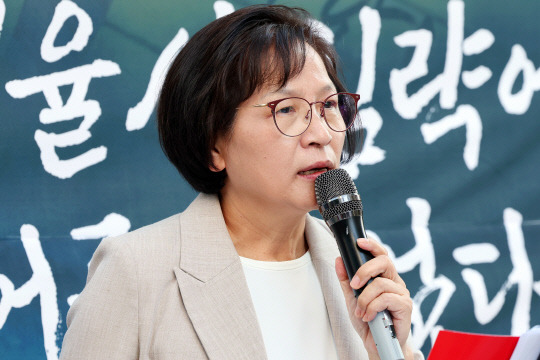 지난 9월9일 오후 광주 동구 충장로에서 열린 전국학생수호연합 광주지부 회원들의 '정율성 역사공원 조성사업' 반대 집회에서 광주시민이자 연평도 포격전 당시 전사한 고(故) 서정우 하사의 모친인 김오복 여사(전 대성여고 교장)가 발언하고 있다.<연합뉴스>