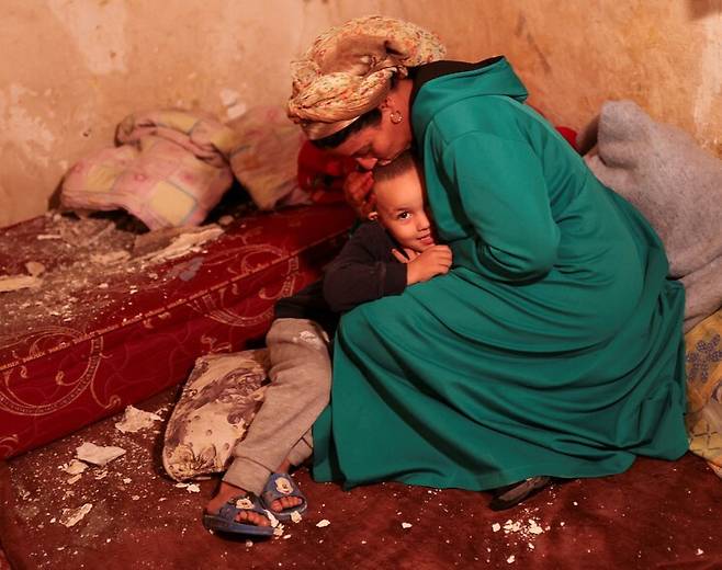 지진으로 큰 피해를 당한 모로코 남부 물레이브라힘 마을의 손상된 가옥에서 엄마가 5살짜리 아들을 껴안은 채 달래고 있다. 물레이브라힘/로이터 연합뉴스