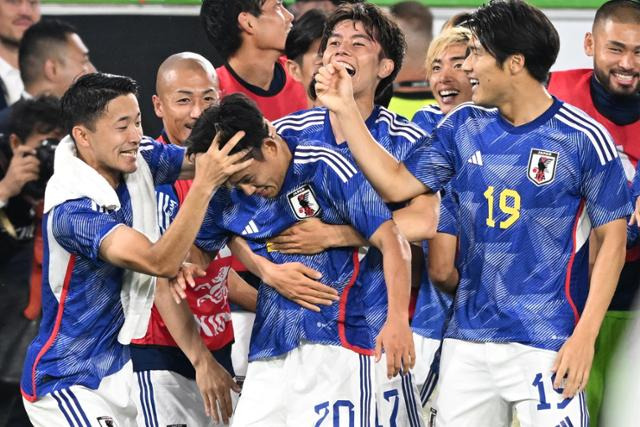 일본 축구대표팀 선수들이 9일 독일 볼프스부르크 폭스바겐 아레나에서 열린 독일과의 A매치 평가전에서 4-1로 대승을 거둔 뒤 기뻐하고 있다. EPA 연합뉴스