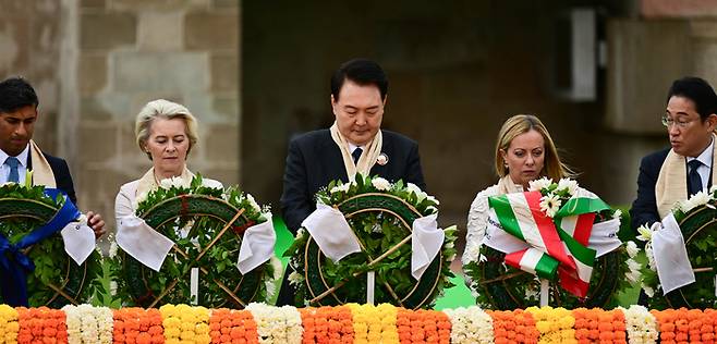 윤석열 대통령이 10일(현지시간) 인도 뉴델리 간디 추모공원에서 주요 20개국(G20) 정상들과 함께 헌화하고 있다. 왼쪽부터 리시 수낵 영국 총리, 우르줄라 폰데어라이엔 유럽연합(EU) 집행위원장, 윤 대통령, 조르자 멜로니 이탈리아 총리, 기시다 후미오 일본 총리. dusgkqsbtm