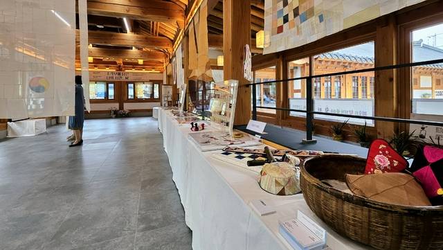 수원 팔달문화센터 1층 전시장에서 진행 중인 ‘조각보에 담은 나의 시간’ 전시 전경. 송상호기자