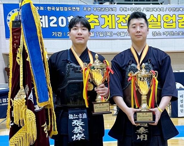 추계 실업검도 남자 4단부서 우승한 용인시청의 장예찬(왼쪽)과 6단부를 평정한 조진용. 용인시청 제공