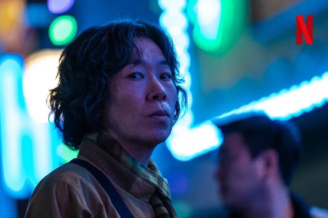 오남을 죽인 마스크걸을 찾기 위해 헤매는 경자의 눈에 독기가 서려 있다. [사진 제공=넷플릭스]
