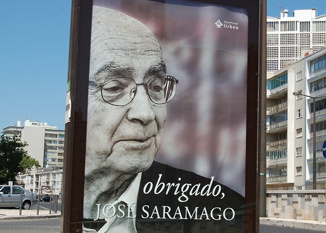 포르투갈 리스본 거리에 설치된 1998년 노벨문학상 수상 작가 주제 사라마구를 기리는 사진. 포르투갈어 ‘오브리가두(Obrigado)’는 ‘고맙습니다’란 뜻입니다. [Wikimedia Commons]