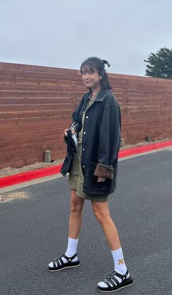 배우 한효주가 흰 목 양말에 검은색 피셔맨 샌들을 신은 모습. [한효주 인스타그램]