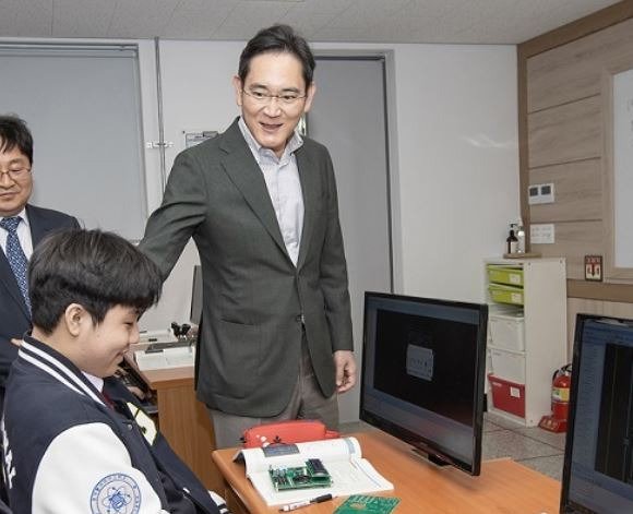 지난 3월 이재용 삼성전자 회장이 경북 구미시 구미전자공업고등학교'를 찾아 학생들을 독려하는 모습.[삼성전자 제공]