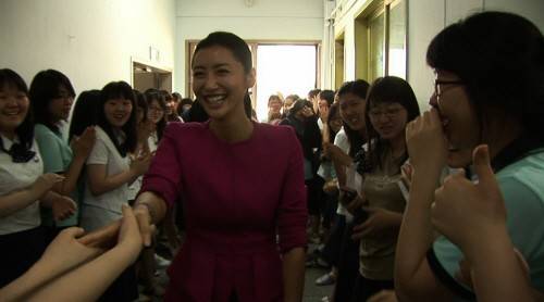 Miss Koreas Han Sung-ju has appeared in public for the first time in 12 years.Han Sung-ju was on the podium as a member of the 93th school year number cheering squad Roaring 93 on the 30th anniversary of the entrance to Korea University at the 2023 regular Korea University and the Yonsei University Friendship Kyonggi Competition Rugby Kyonggi held at Kyonggi Goyang Stadium on the 9th.He participated in the cheerleader event enthusiastically in the short cut hairstyle, and he attracted attention with his beauty and energy.Previously, an official of the Korea University Alumni Association said, Han Sung-jus participation in the event is a  ⁇  93school year number, so I can participate as a cheerleader, but it is difficult to confirm whether or not to attend because it is voluntary rather than compulsory. After wearing it, he came to the stage.Born in 1974, Han Sung-ju is 49 years old and is a 93school year number in the Department of Political Science and Diplomacy at Korea University.In 1994, she was elected to Miss Korea, and in 1996 she joined SBS Public Announcer. She also appeared in the drama  ⁇  General Hospital  ⁇ .In 1999, she married Jang Young-shin, the chairman of Aekyung Group, but the marriage broke down in 10 months.In fact, Han Sung-ju, who retired from the broadcasting industry, resumed studying horticultural therapy, which had been paused for a while, and then obtained a doctorate in horticultural therapy from Dankook Universitys Graduate School of Public Health.In 2019, I was told that I was working at a university hospital as a horticultural therapy specialist.Han Sung-ju also revealed about the appearance of KBS 1TV Nice to meet you, which was broadcast in 2009, on the back of the mother-in-law who lived a life that was not lacking in ancient times, Miss Korea, Announcer, The sea that confessed that it was too harsh.At the time of joining the announcer, Han Sung-ju was not able to be recognized even if he tried to die, such as the prejudice that Han Sung-ju will not last long and the title of parachuteHan Sung-ju said, I had no place to go anywhere in the world. I was tearful at the meeting with my juniors.Han Sung-ju also said, After the divorce, I left for England to avoid the glare of the world.DB, broadcast capture