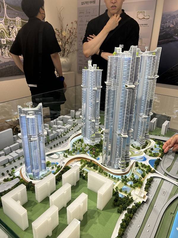 A 설계업체의 압구정4구역 재건축 모형. /신미진 기자