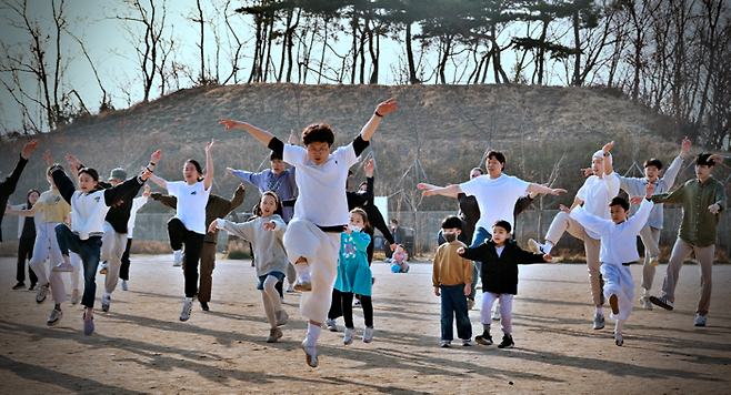 17일과 19일 한국소리문화의전당 모악광장에서 어린이 오감체험 ‘마실가듯, 탈춤’ 행사가 펼져진다. 전주세계소리축제 제공