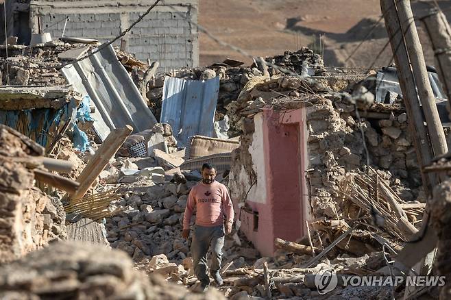 강진에 무너진 마라케시 외곽의 건물들 [AFP=연합뉴스]