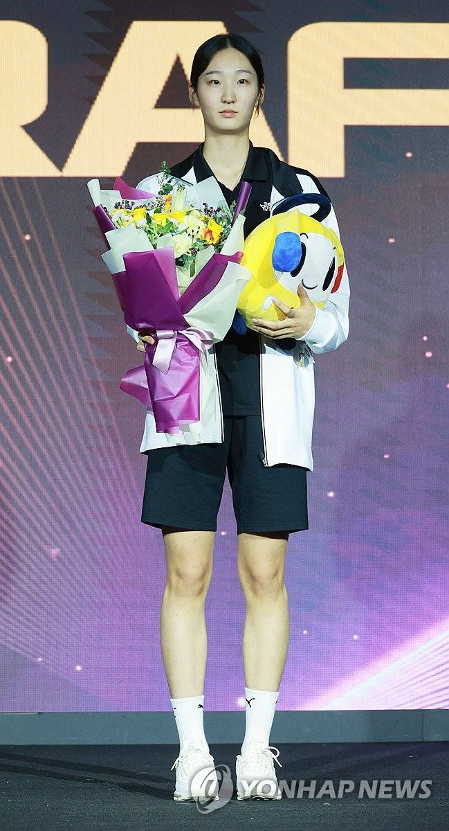 1라운드 1순위 지명받은 김세빈 한국도로공사행 (서울=연합뉴스) 한종찬 기자 = 10일 서울 강서구 메이필드호텔에서 열린 프로배구 2023-2024 KOVO 여자 신인선수 드래프트에서 1라운드 1순위로 지명을 받은 김세빈 선수가 기념 촬영을 하고 있다. 2023.9.10 saba@yna.co.kr