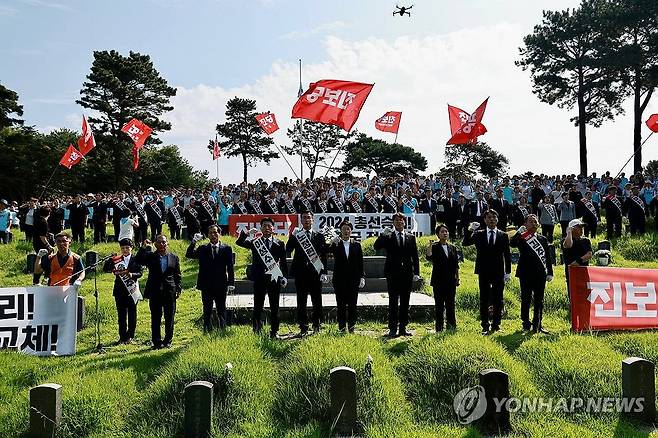 광주 망월동 묘역 찾은 진보당 (광주=연합뉴스) 진보당 지도부가 10일 오전 광주 북구 망월동 민족민주열사묘역을 참배한 뒤 정책당대회 선언문을 낭독하고 있다. 진보당은 "윤석열 정권을 심판하고 정치 교체로 새로운 대한민국을 만들겠다"고 선언했다. 2023.9.10 [진보당 광주시당 제공. 재판매 및 DB 금지] areum@yna.co.kr