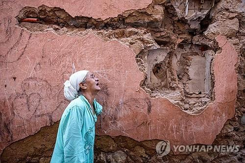 모로코 강진 강타한 마라케시의 한 주민 [AFP 연합뉴스, 재판매 및 DB 금지]