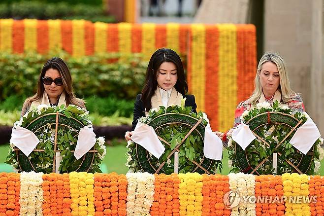 G20 정상 배우자들과 간디 추모공원 헌화하는 김건희 여사 (뉴델리=연합뉴스) 임헌정 기자 = 윤석열 대통령 부인 김건희 여사가 10일(현지시간) 인도 뉴델리 간디 추모공원에서 주요 20개국(G20) 정상 배우자들과 함께 헌화하고 있다. 2023.9.10 [공동취재] kane@yna.co.kr