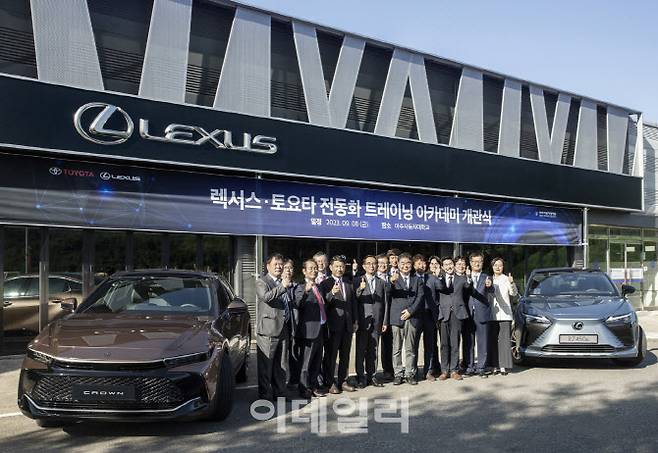 이수훈 아주자동차대학교 총장을 비롯한 교수진과 콘야마 마나부 한국토요타자동차 사장이 지난 8일 진행된 ‘렉서스왙岳樂265전동화 트레이닝 아카데미’ 개관식에 참석하여 교육 시설 오픈을 축하하고 있다.(사진=한국토요타자동차)