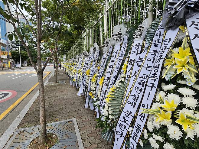 4일 오후 경기 용인시 기흥구 한 고등학교 앞에 전날 사망한 교사를 추모하는 조화가 놓여있다. 지난 3일 오전 10시 35분께 이 학교 체육교사 A(61)씨가 성남시 청계산 등산로에서 숨진 채 발견됐다. (사진=뉴시스)