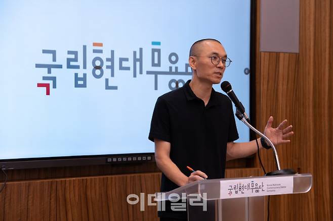 김성용 국립현대무용단 단장 겸 예술감독이 11일 서울 서초구 예술의전당 국립예술단체 연습동에서 가진 기자간담회에서 국립현대무용단의 새로운 비전과 프로젝트를 발표하고 있다. (사진=국립현대무용단)