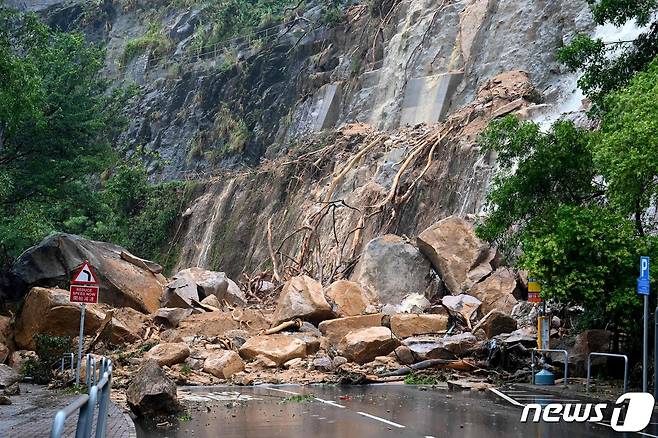 산사태로 도로가 막힌 모습.  2023.9.8 ⓒ AFP=뉴스1 ⓒ News1 우동명 기자