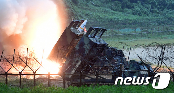 29일 오전 한미 연합군이 동해안에서 실시한 탄도미사일 사격훈련에서 주한미군의 지대지 탄도미사일 에이태킴스(ATACMS)가 발사되고 있다. (합동참모본부 제공) 2017.7.29/뉴스1