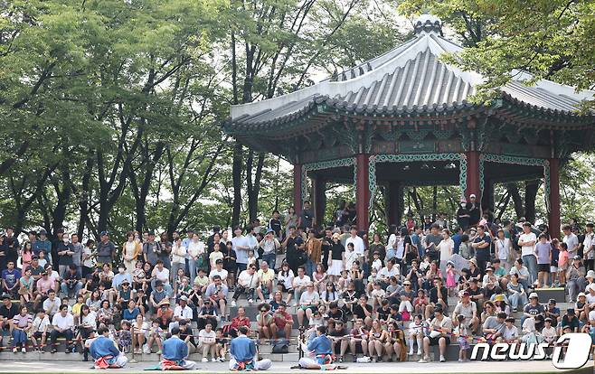 낮 최고기온이 31도까지 오르는 등 늦더위가 이어진 10일 서울 용산구 남산타워를 찾은 시민들과 관광객들이 국악 공연을 보고 있다. 2023.9.10/뉴스1 ⓒ News1 김민지 기자